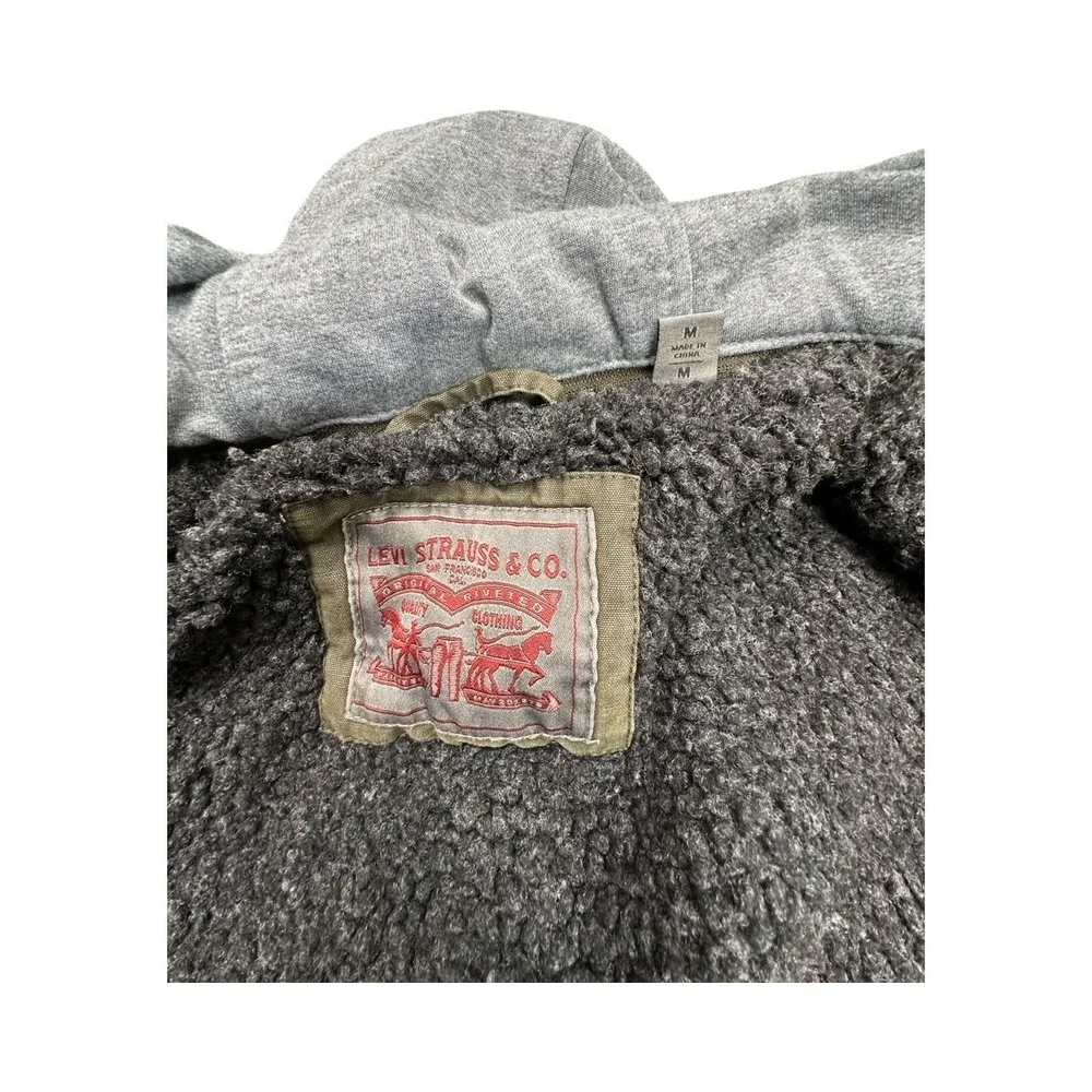 Levis photographs flap